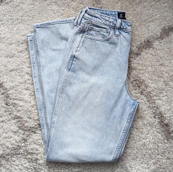 Hollister Ultra High-Rise Mom Jeans - Light Wash - 5R - Picture 4 of 11